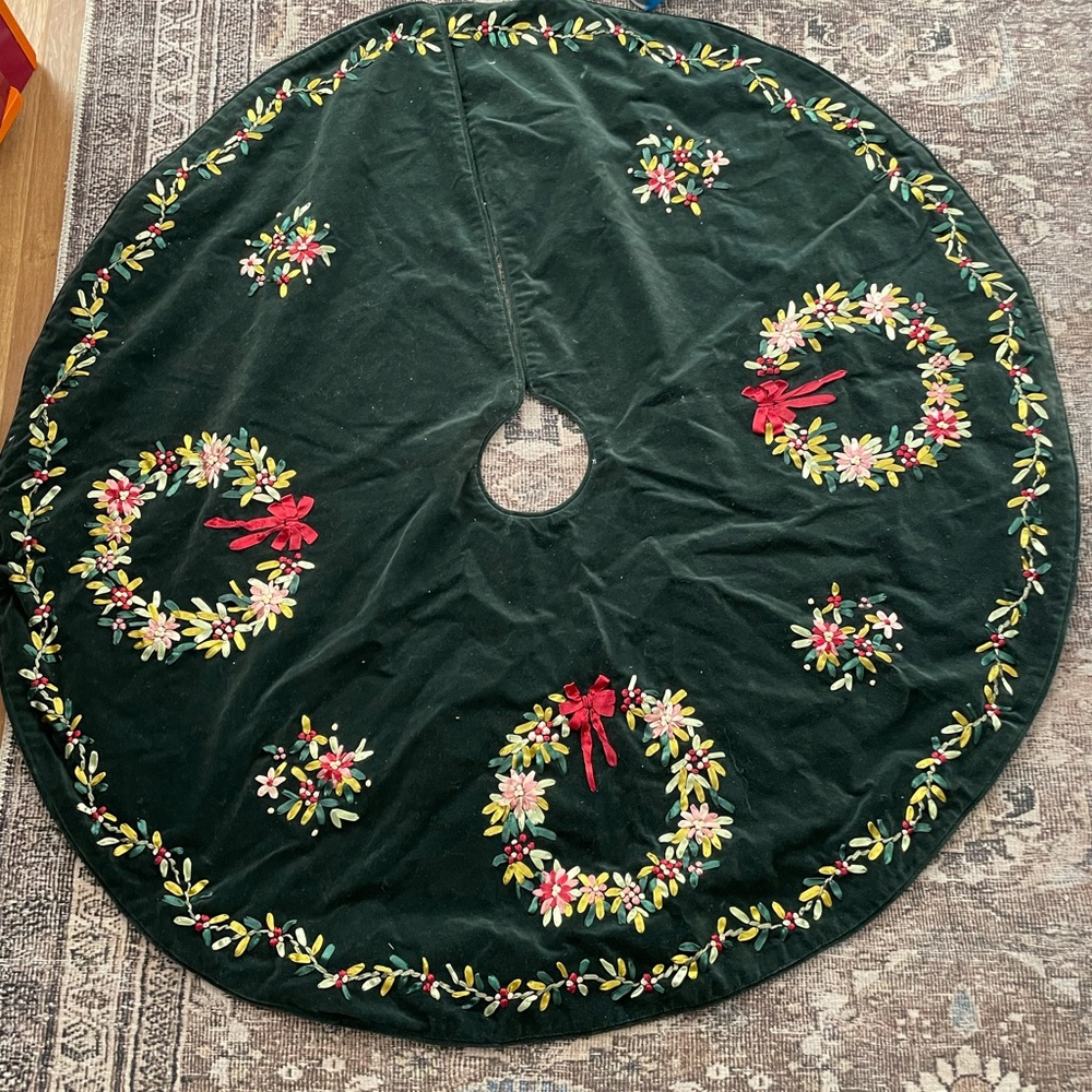 Tree skirt